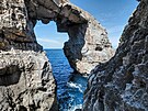 Vápencový skalní útvar Wied il-Miela&#295; na pobeí ostrova Gozo u Malty (23....