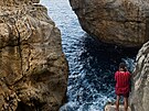 Vápencový skalní útvar Wied il-Miela&#295; na pobeí ostrova Gozo u Malty (23....