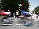 Italtí fanouci zdraví peloton Tour de France.