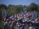 Peloton zdolává stoupání na Gallisternu ve druhé etap Tour de France.