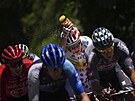 astý obrázek úvodního víkendu Tour de France 2024: jezdci se v tropických...