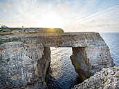 Jednaticetiletá ena se ostrov Gozo u Malty poblí známého vápencového...