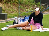 Markéta Vondrouová odpoívá bhem tréninku ve Wimbledonu.
