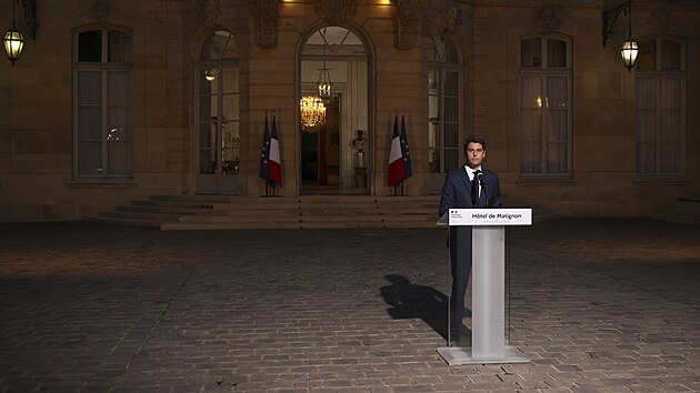 Francouzsk premir Gabriel Attal pron projev na ndvo premirsk rezidence po prvnm kole parlamentnch voleb. (30. ervna 2024)