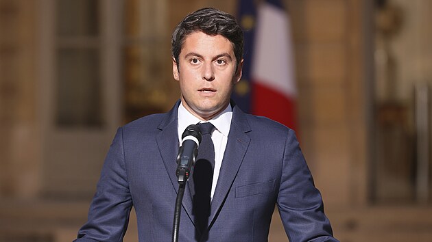 Francouzsk premir Gabriel Attal pron projev na ndvo premirsk rezidence po prvnm kole parlamentnch voleb. (30. ervna 2024)