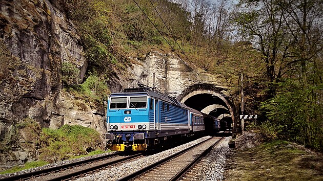 Nejkrat eleznin tunel u ns a z nho vyjdjc pering 162.037-6. Snmek je z nedle 7. dubna 2024.