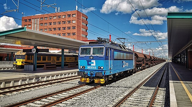 Nov zrekonstruovan ndra v Pardubicch a eso 363.074-6 ekajc na zelenou a odjezd smr Praha (erven 2024)
