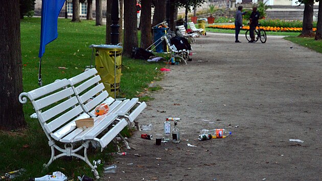 Park u Albtinch lzn, zbyly jen przdn lhve od alkoholu a nepodek. Na lavice vzadu pospv mstn bezdomovec. (29. ervna 2024)