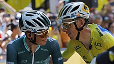 JE�T� JEDNOU DÍKY. Romain Bardet na startu druhé etapy hovo�í s Frankem van der...