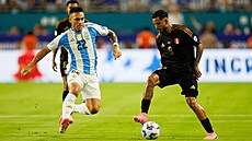 Argentinec Lautaro Martínez (vlevo) napadá Sergia Penu z Peru.