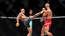 High kick Alexe Pereiry.