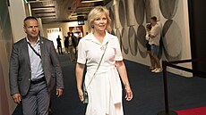 První dáma Eva Pavlová mí�í na sch�zku za svým man�elem Petrem Pavlem a...