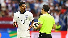 Angli�an Jude Bellingham diskutuje s rozhdo�ím b�hem utkání se Slovenskem.