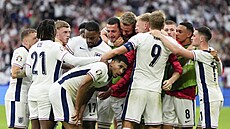 Fotbalisté Anglie se radují ze vstøeleného gólu.