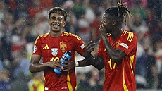 �pan�l�tí fotbalisté Lamine Yamal (vlevo) a Nico Williams se radují z výhry nad...