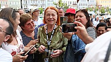 Diváci se fotí s Ivou Jan�urovou p�ed M�stským divadlem poté, co zde skon�ila...