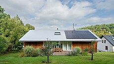 Své uplatnní tu naly fotovoltaické panely s bateriovým úloitm, které ron...