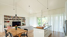 Knihovna je hlavní dominantou prostoru, obývák velmi hezky zabydluje a...