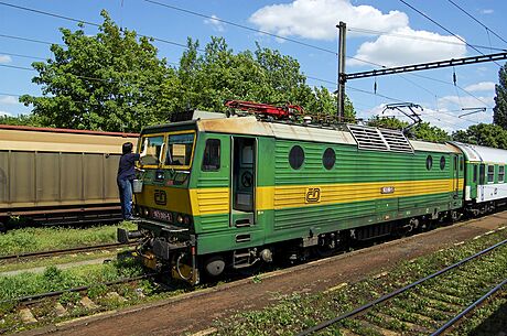 Strojvedoucí eských drah provádí mytí elního okna lokomotivy 163 "Pering" na...