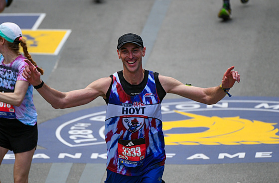 Bývalý hokejista Zdeno Chára dokon�uje maraton v Bostonu.