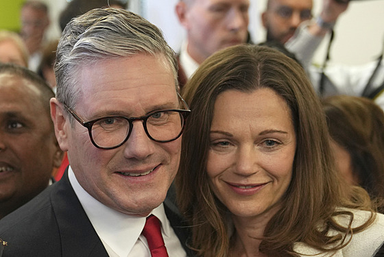 P�edseda Labouristické strany Keir Starmer s man�elkou Victorií p�icházejí na...