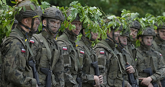 Poltí dobrovolníci se v Nowogrodu úastní letního kurzu Prázdniny s armádou,...