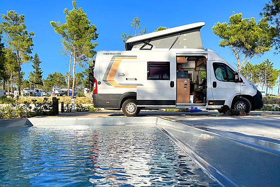 Aminess Avalona Camping Resort vyrostl v borovicovém hájku na malém poloostrov�...