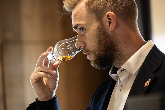 Ambasador Kevin Piggott ochutnává whisky.