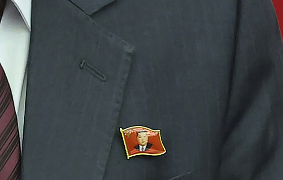 Severokorej�tí oficiální �initelé si poprvé za�ali p�ipínat na klopu odzná�ky s...