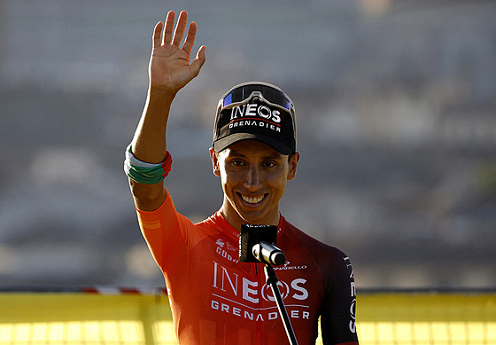 Egan Bernal zdraví fanou�ky p�i týmové prezentaci Tour de France.