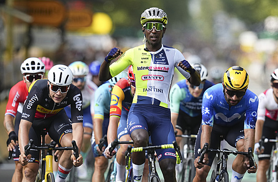 Biniam Girmay vítzí ve tetí etap Tour de France do Turína.