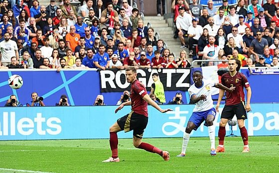 Randal Kolo Muani z Francie dává vítzný gól v osmifinálovém duelu s Belgií.