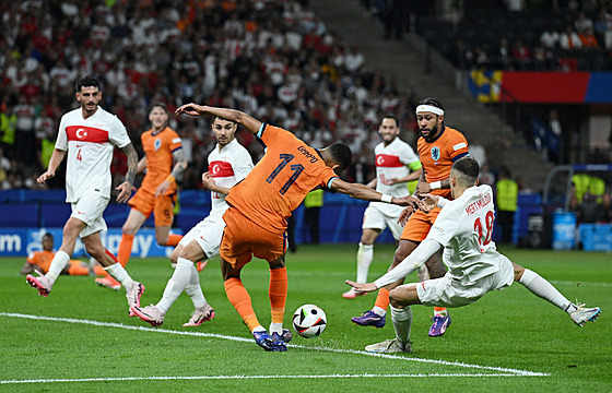 Turek Mert Müldür si dává vlastní gól v utkání s Nizozemskem.