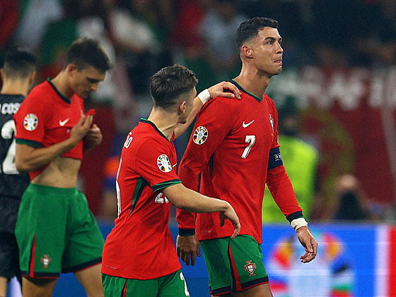 Plaící kapitán Portugalska Cristiano Ronaldo po nepromnné penalt v...