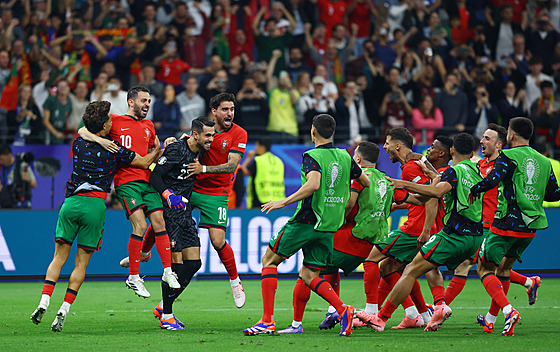 Portugalský hrdina Diogo Costa slaví se svými spoluhrái postup do tvrtfinále...