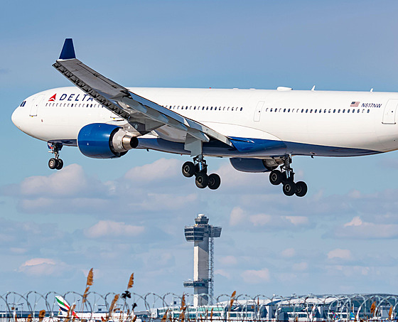 Airbus A330 spole�nosti Delta nad leti�t�m JFK v New Yorku (29. února 2020)...