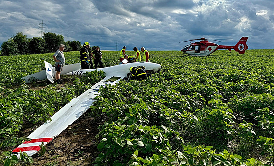 U Stonavy na Karvinsku se do pole zítil vtro, pilot natstí peil. (2....