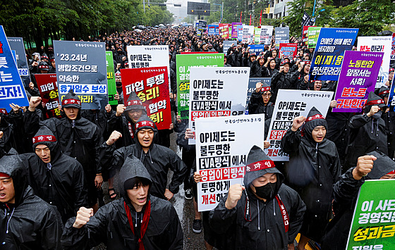 Stávkující před areálem Samsung Electronics Nano City Hwaseong v jihokorejském...