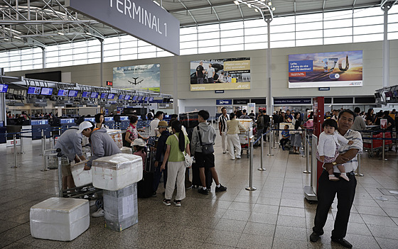 Cestující na Leti�ti Václava Havla v Praze (3. �ervence 2024)