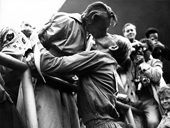 Polibek man�el� Zátopkových po maratonském závodu, který Emil Zátopek ovládl.