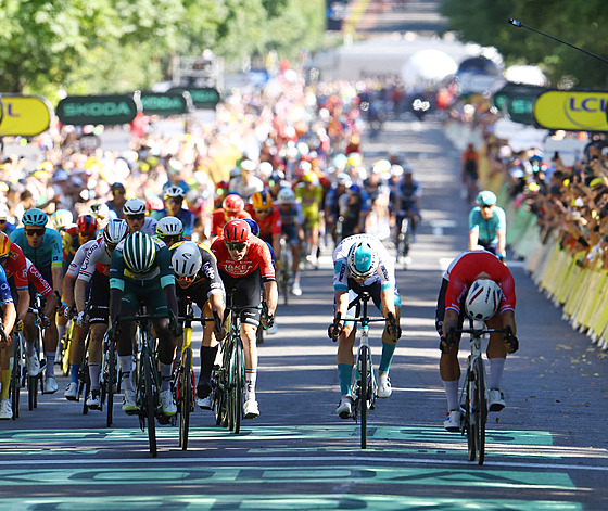 Nizozemec Dylan Groenewegen (vpravo) si jede pro vítzství esté etapy Tour de...