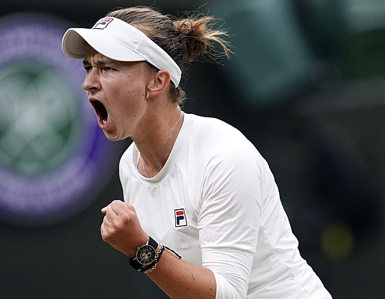 Barbora Krejíková se raduje z dobrého úderu v osmifinále Wimbledonu.