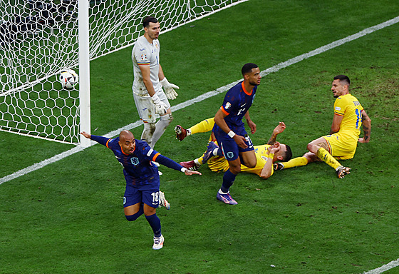 Nizozemec Donyell Malen se raduje ze vsteleného gólu Rumunsku.