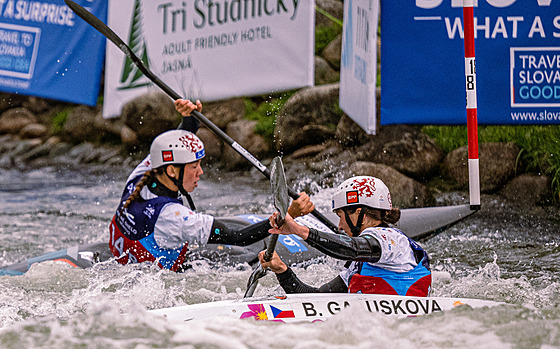 Momentka ze závodu hlídek kajakáek na juniorském MS. V popedí Bára Galuková.