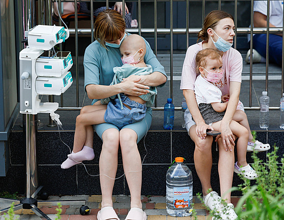 Zasaená jedna budova specializované dtské nemocnice Ochmatdyt v Kyjev. (8....