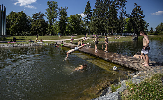 Horké po�así vyhnalo Pra�any p�evá�n� k vod�. Takto nap�íklad vypadal rybník na...