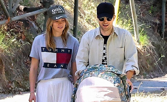Suki Waterhouse a Robert Pattinson na procháce s jejich t�ím�sí�ní dcerou (Los...