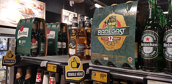 Velké pivovary roz�í�ily nabídku piv, nov� je plní do t�etinkových lahví. (9....