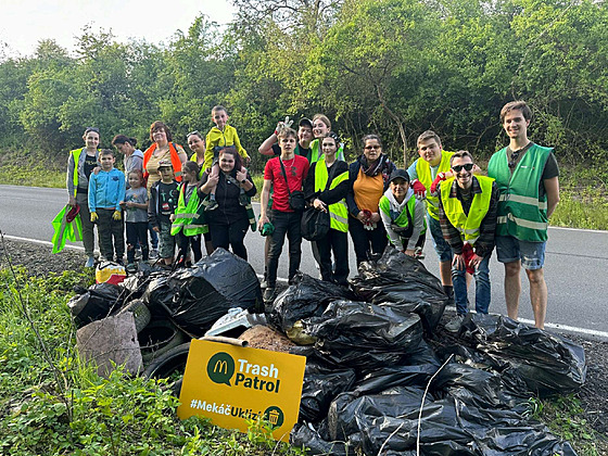 Trash Patrols, neboli uklízecí �ety slo�ené ze zam�stnanc� restaurací...