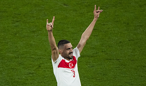Problematické gesto? Turek Merih Demiral oslavuje gól proti Rakousku v...